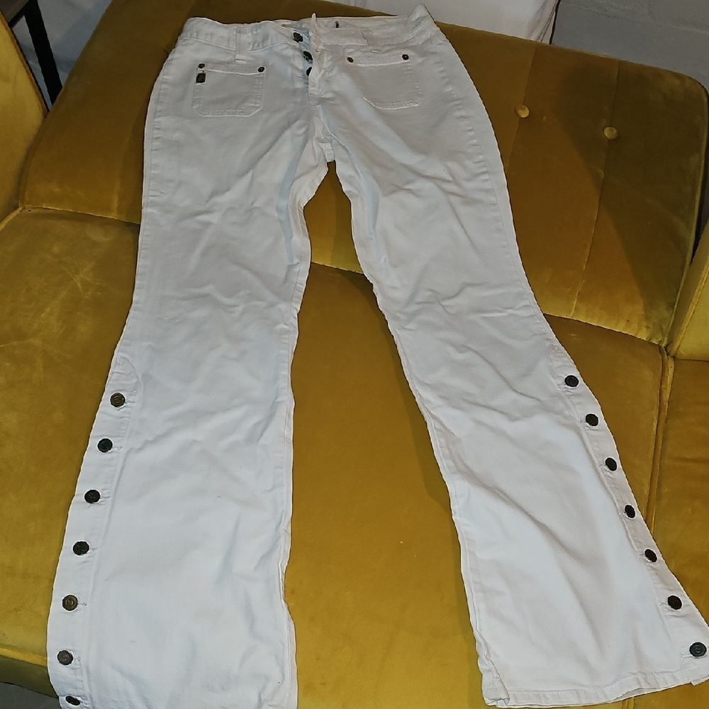 Guess White With Button-Accent Pants